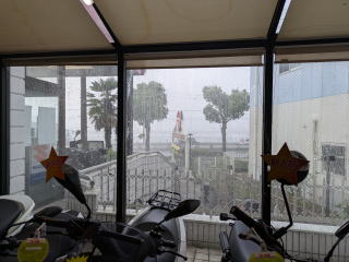 窓に打ち付ける大粒の雨粒